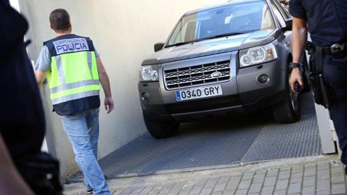 Vehículo de la Policía Nacional en el que estaba siendo trasladado a Oleguer Pujol.