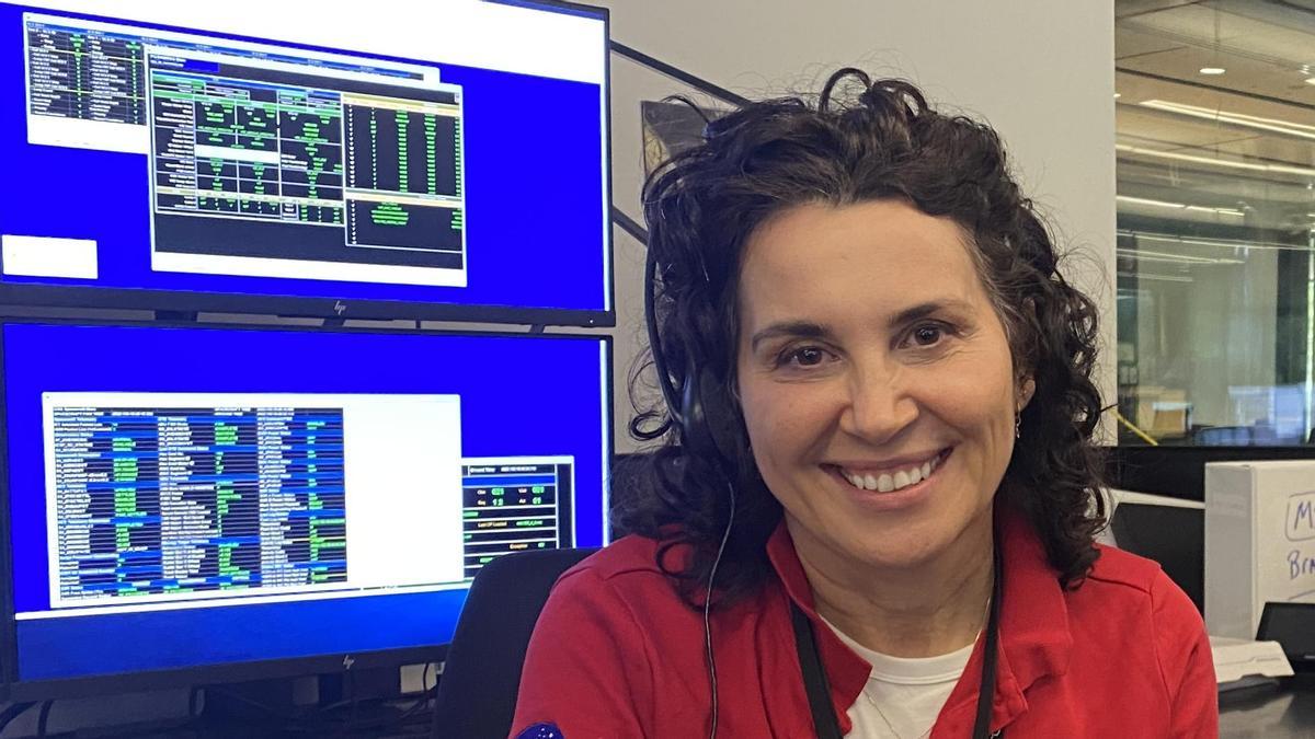 Begoña Vila en su puesto de control del James Webb.