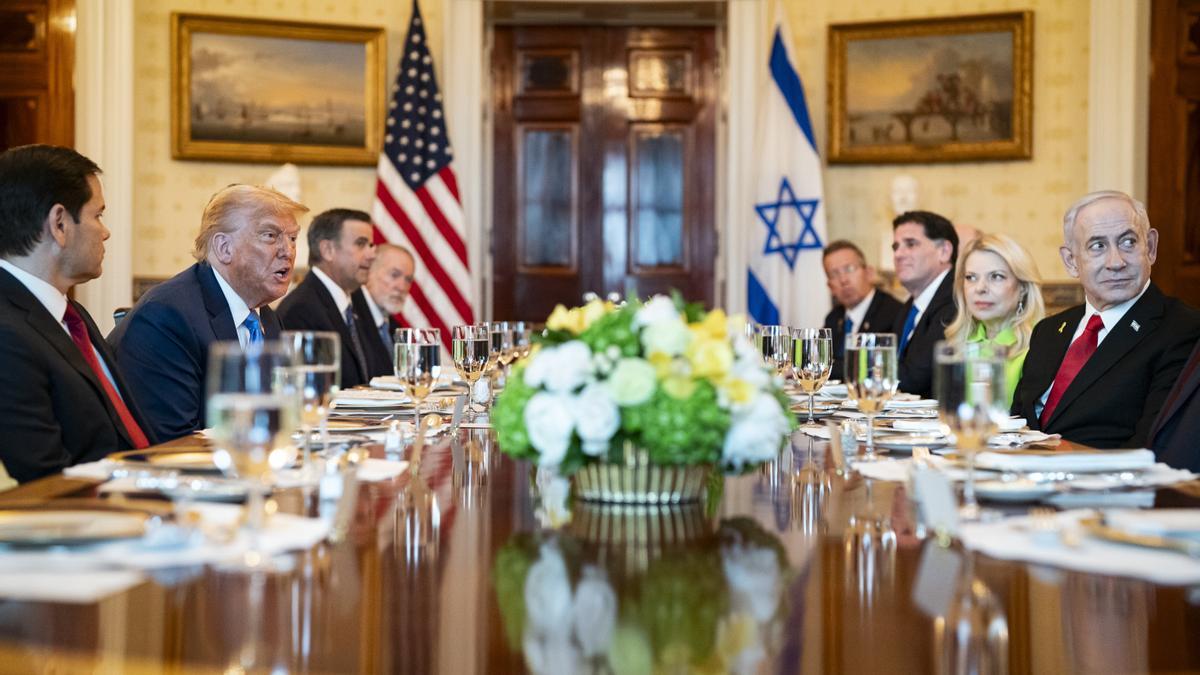 Donald Trump y Benjamin Netanyahu conversan durante una cena en el Salón Azul de la Casa Blanca en Washington.