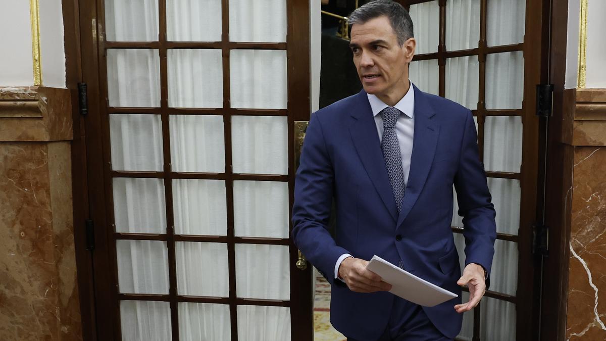 Pedro Sánchez se va del hemiciclo durante la sesión de control al Ejecutivo que se celebra este miércoles en el Congreso.