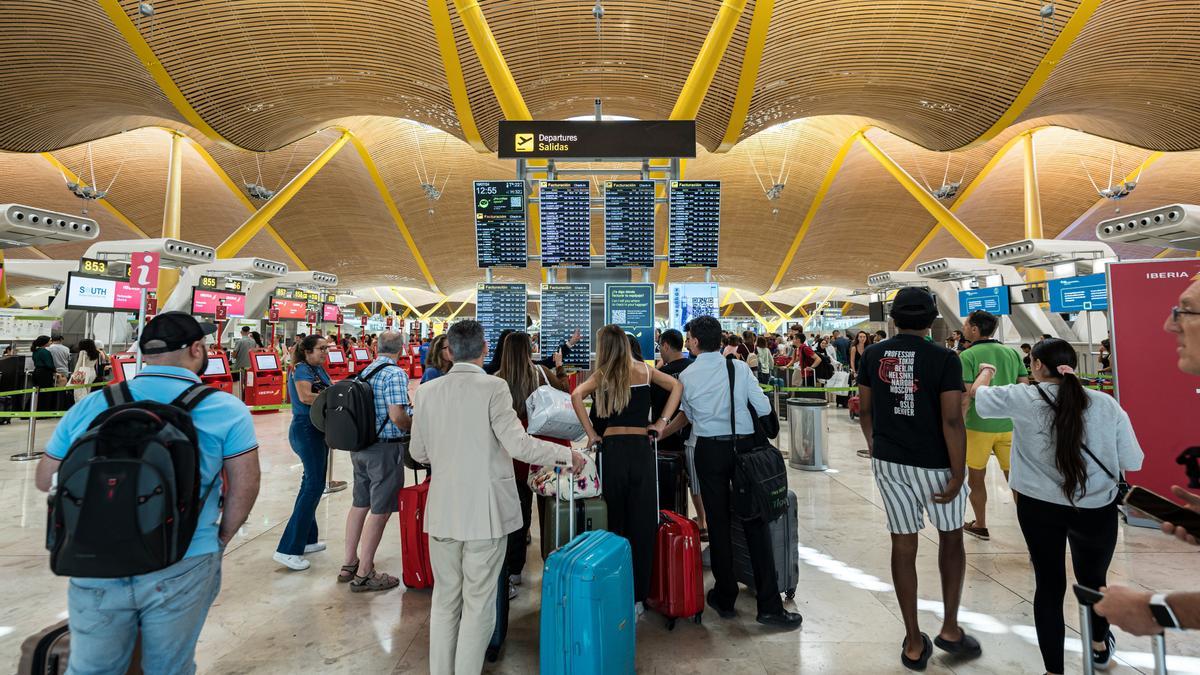 Pasajeros en el aeropuerto de Madrid-Barajas.