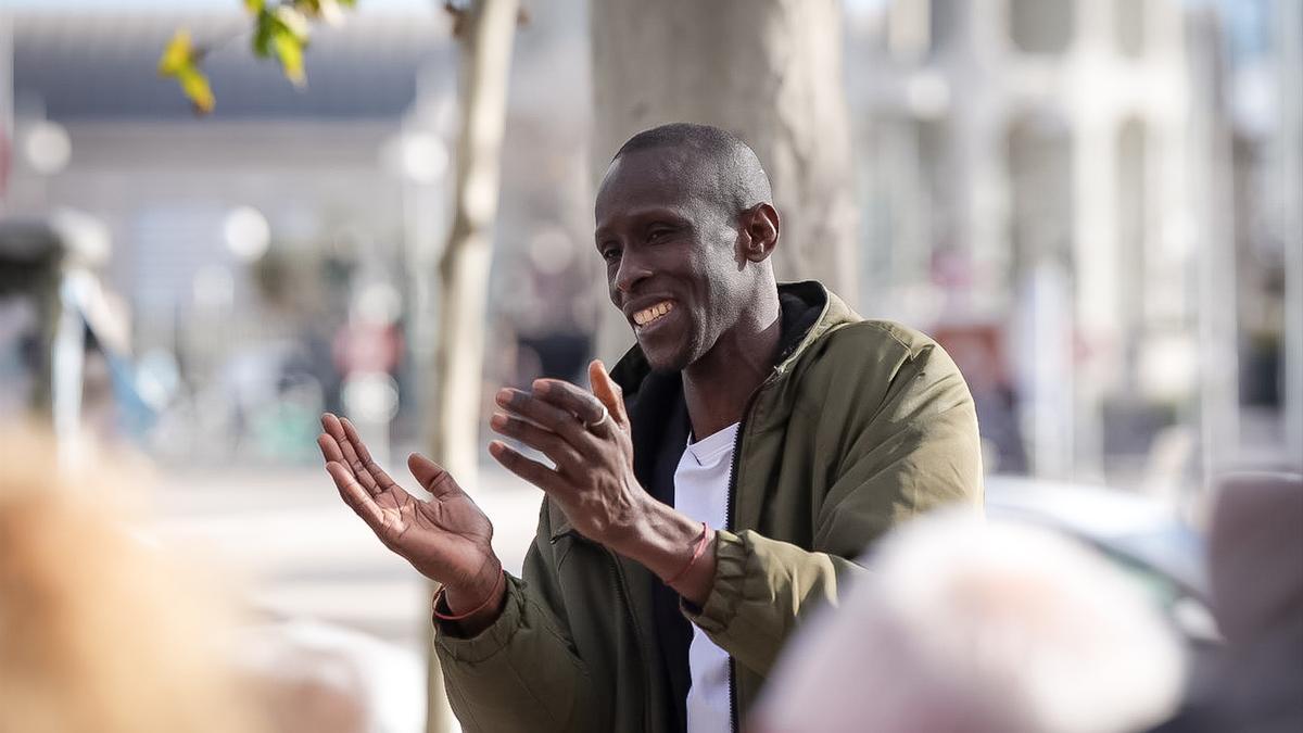 El secretario antirracismo de Podemos, Serigne Mbaye, llega a declarar a los juzgados