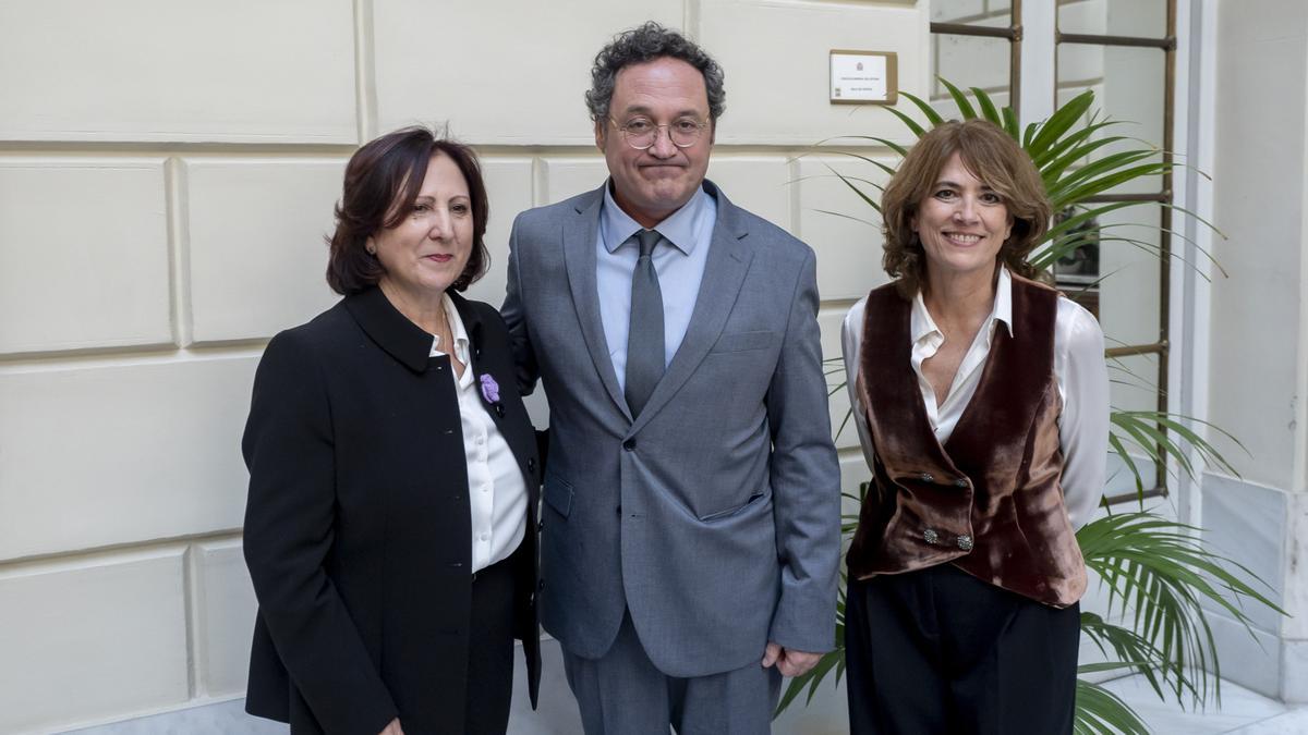 La fiscala general del Estado, Teresa Peramato, junto a sus antecesores en el cargo, Álvaro García Ortiz y Dolores Delgado.