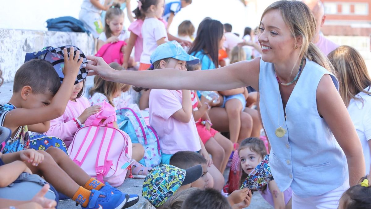 La consejera Fabiola García, durante una visita a un campamento de verano.