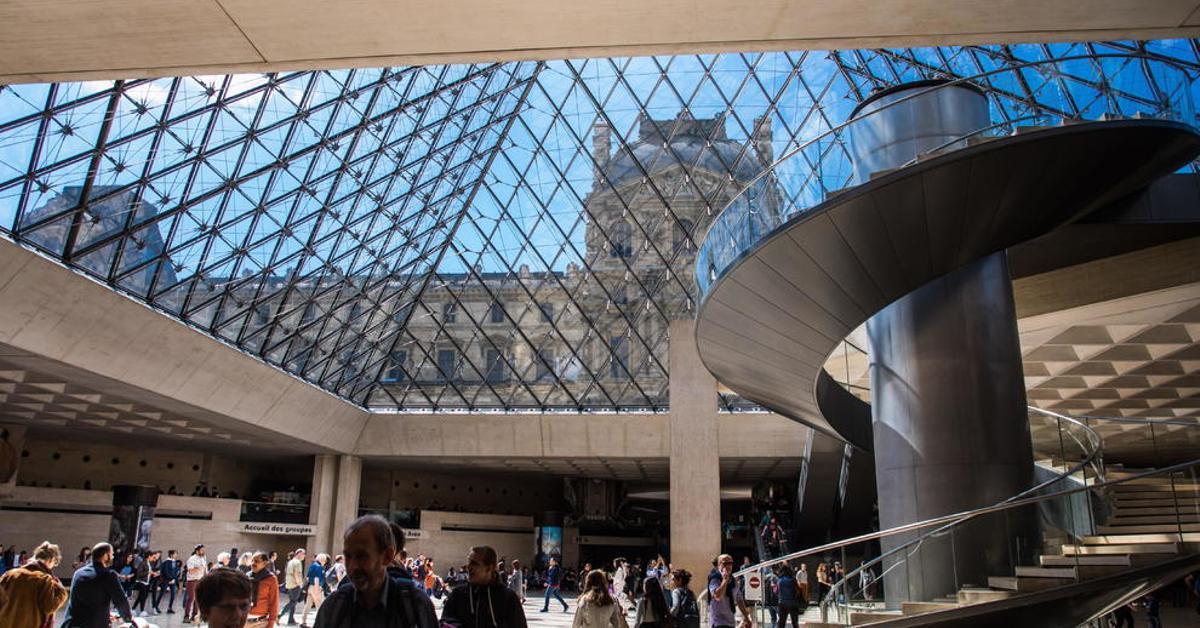 Un robo en el Louvre, sin heridos, lleva al cierre del museo durante todo el día