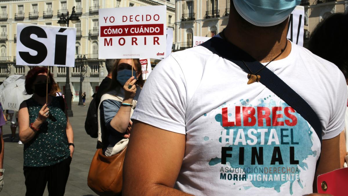 Un grupo de personas en una concentración de la asociación Derecho a Morir Dignamente (DMD) en la Puerta del Sol en Madrid.