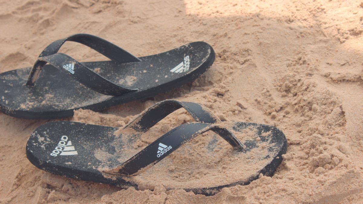 Imagen de unas chaclas en la playa.