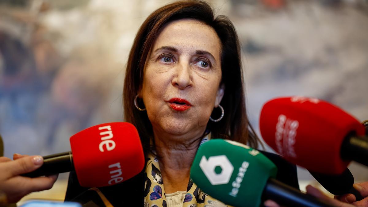 La ministra de Defensa, Margarita Robles, atiende a los medios.