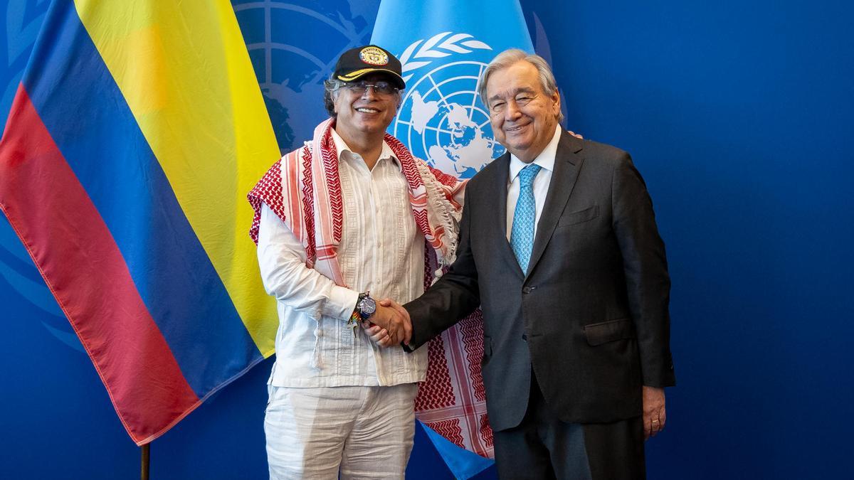 El secretario general de la ONU, António Guterres, saluda al presidente de Colombia, Gustavo Petro, durante una reunión en la sede del organismo internacional.