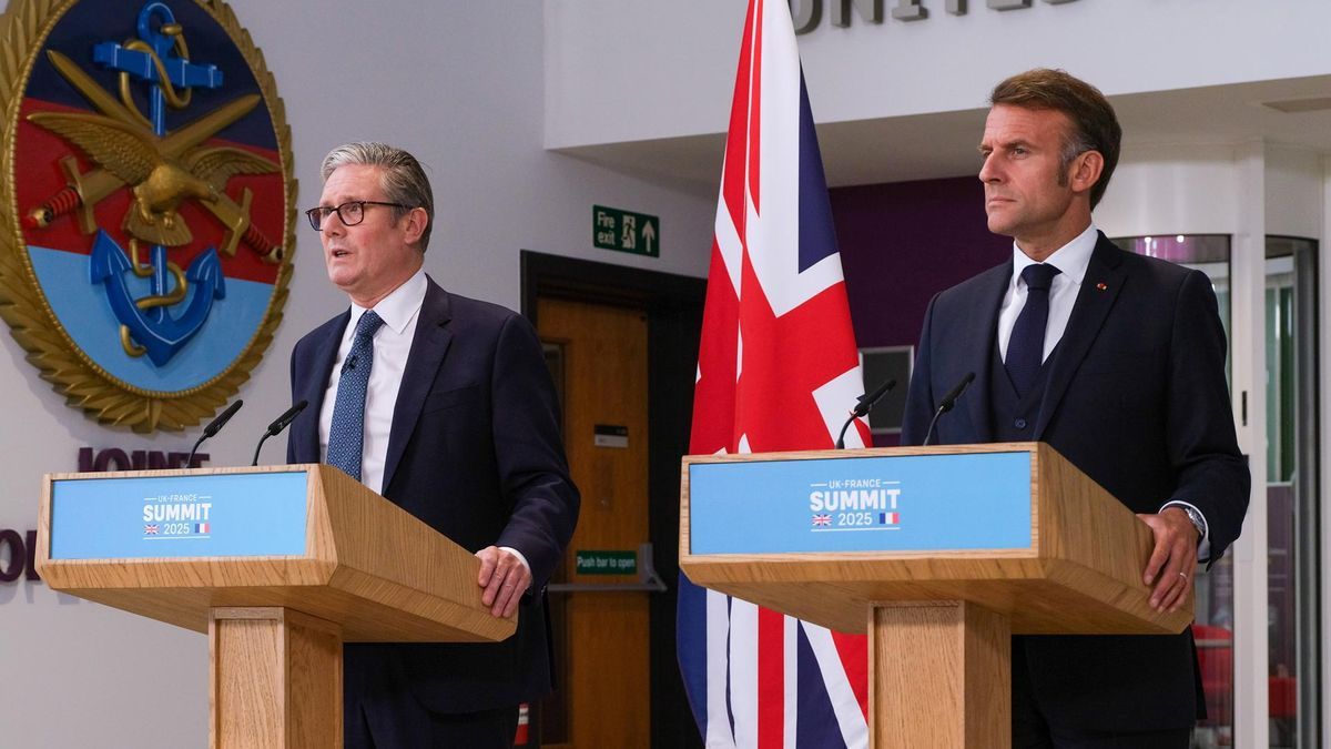 El presidente francés, Emmanuel Macron, y el primer ministro británico, Keir Starmer, durante una rueda de prensa.