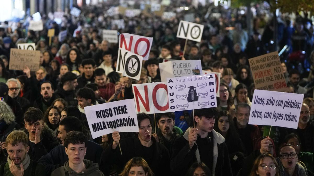 Miles de personas se manifiestan en Madrid en defensa de la universidad pública