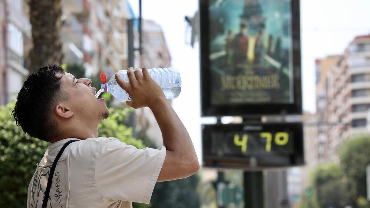 Un termómetro callejero marca 47 grados este domingo en Murcia capital.