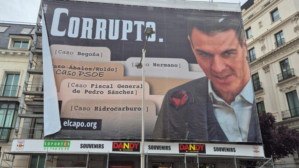 Cartel de Hazte Oír colgado frente al Congreso de los Diputados.