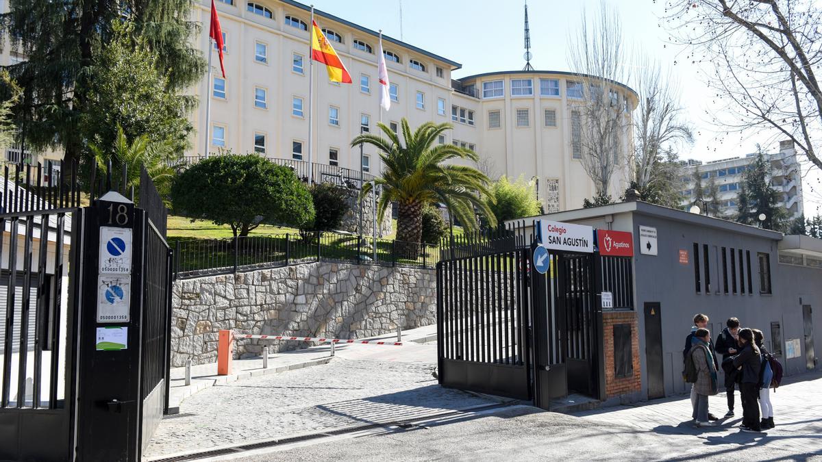 Entrada del colegio San Agustín de Padre Damián, en el distrito de Chamartín, en Madrid.