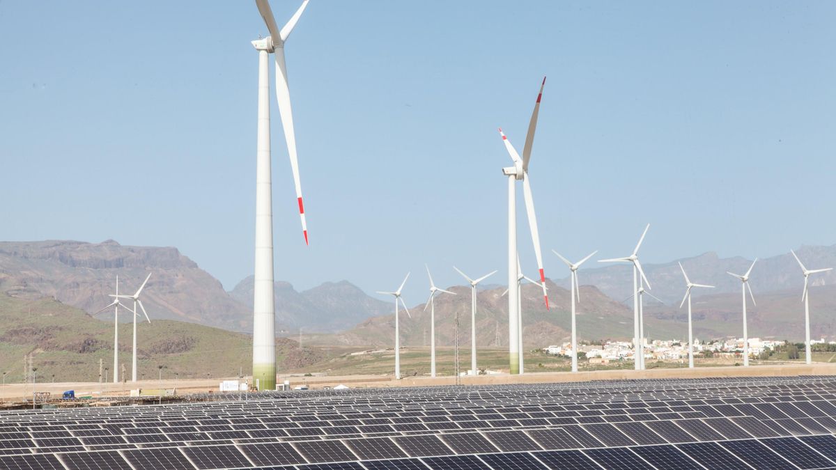 Archivo - Aerogeneradores y paneles solares.