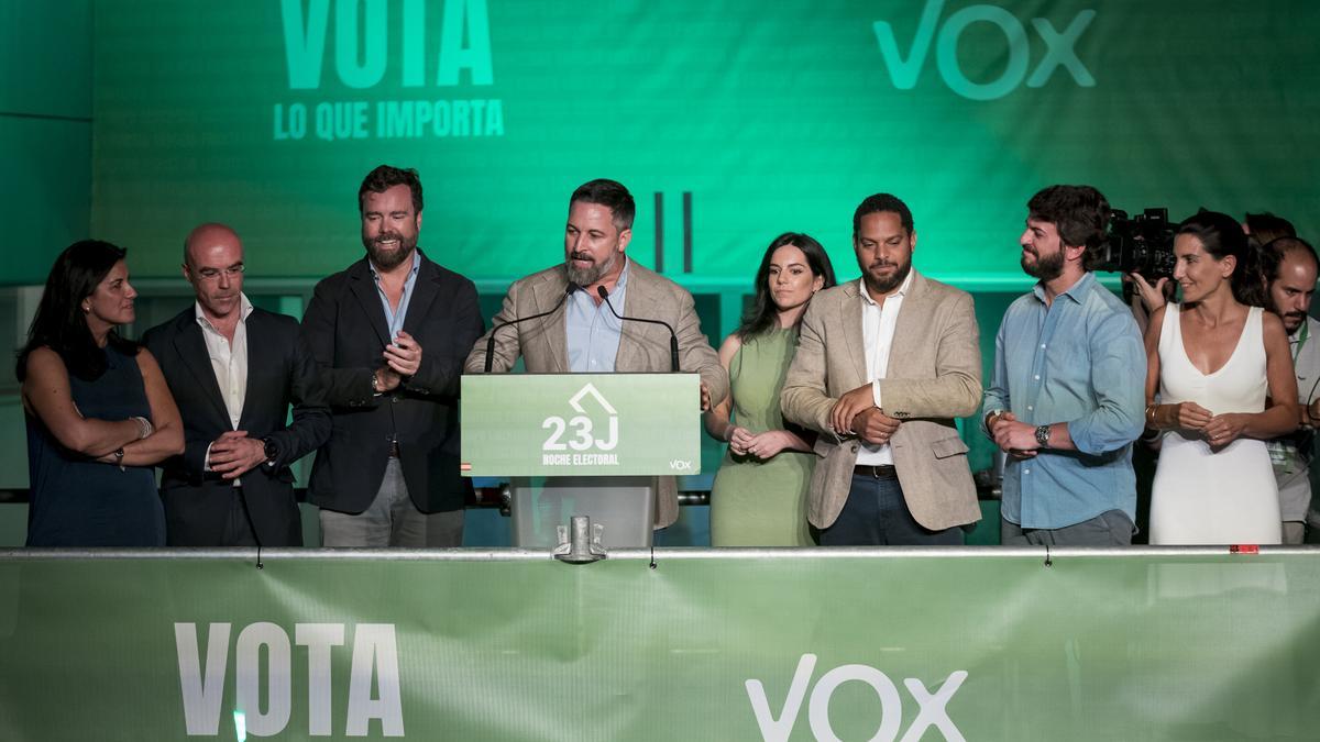 El líder de Vox, Santiago Abascal, durante el seguimiento de la jornada electoral del 23J