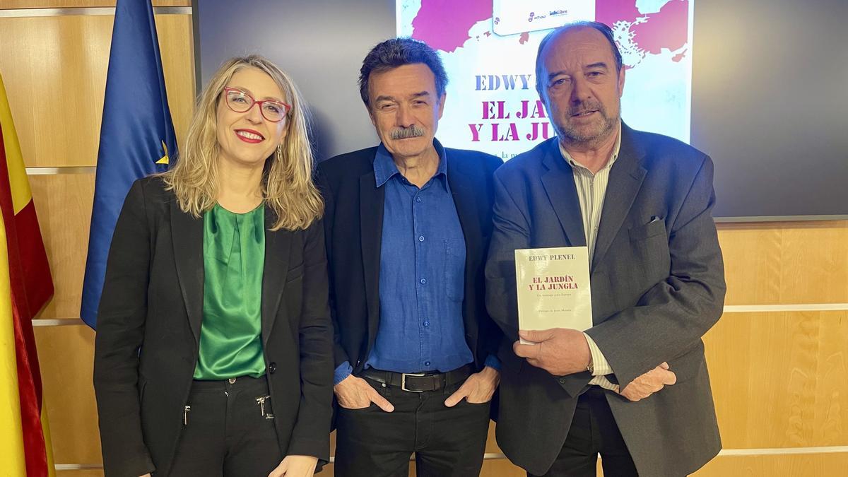 La exeurodiputada María Eugenia Rodríguez Palop; el director de Mediapart y autor del libro 'El jardín y la jungla', Edwy Plenel; y el director editorial de infoLibre y autor del prólogo del libro, Jesús Maraña, durante la presentación de la obra