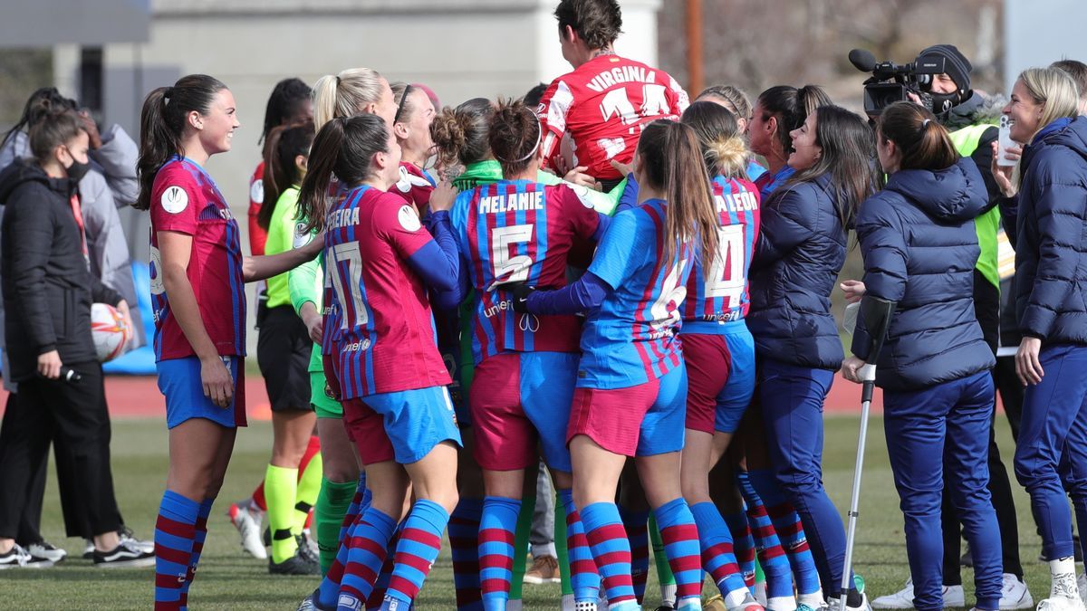 Las jugadoras del FC Barcelona mantean a la centrocampista del Atlético de Madrid Virginia Torrecilla.