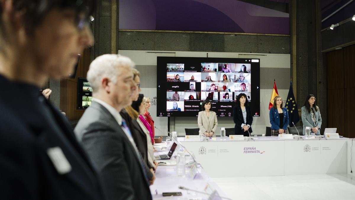 La ministra de Igualdad, Ana Redondo, presiden el último comité de crisis, el pasado 17 de marzo de 2026.