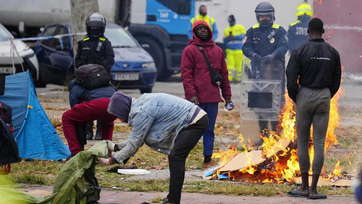 Los migrantes desalojados del B9 abandonan la plaza donde se habían instalado