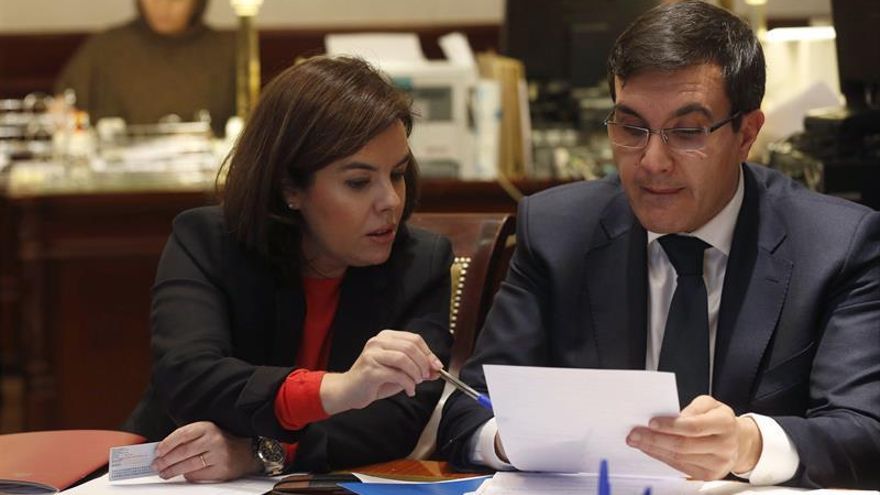 Santamaría recuerda a Sánchez que, como "sabe sumar", la opción a la portuguesa "no le da"