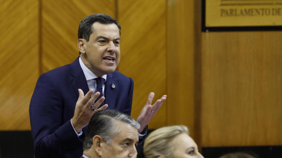 El presidente de la Junta de Andalucía, Juanma Moreno, durante la sesión de control al Gobierno en el Parlamento andaluz.