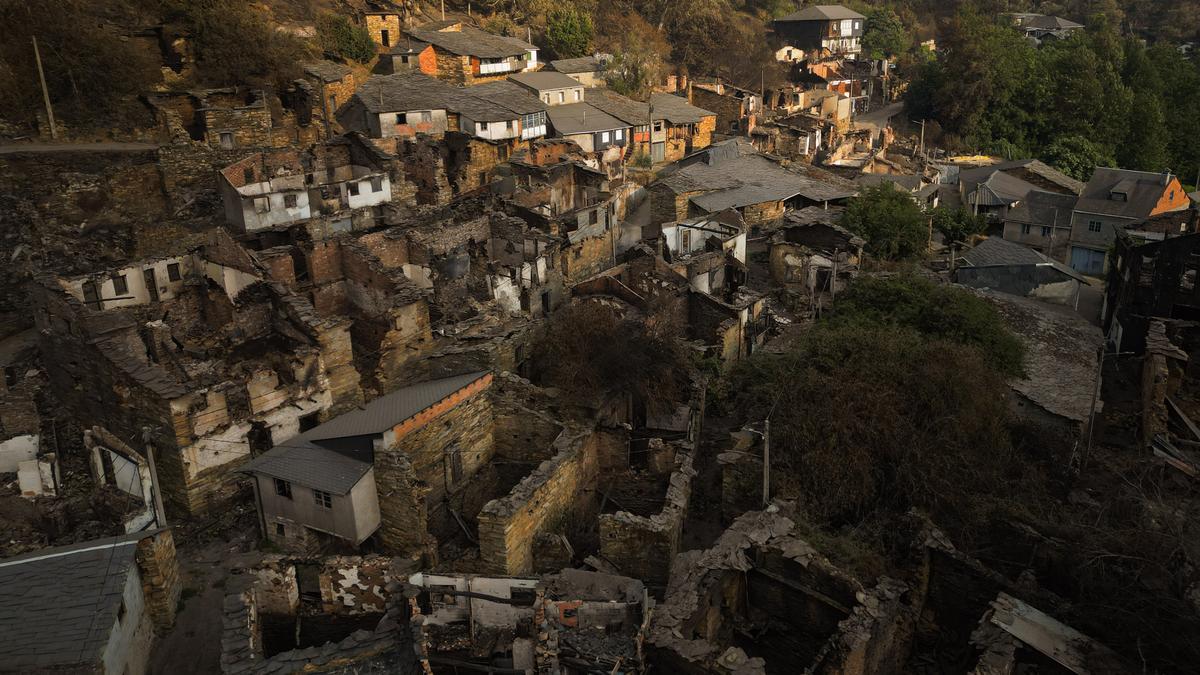 Vista aérea tras el incendio, a 20 de agosto de 2025, en San Vicente de Arriba, Ourense, Galicia.