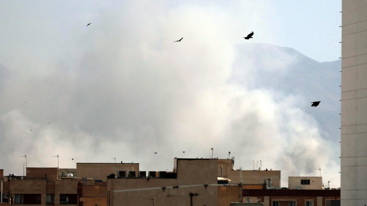 Humo se eleva en el centro de Teherán tras el ataque israelí, 28 de febrero de 2026.