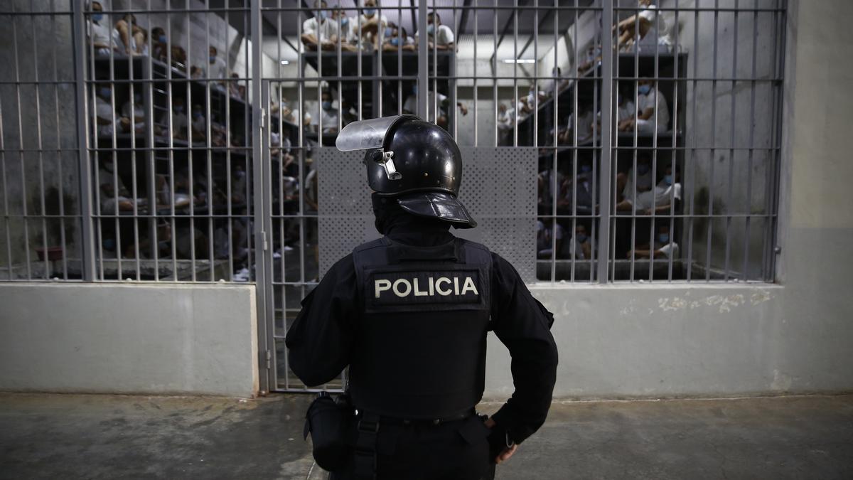 Los venezolanos deportados por EEUU a la megacárcel de Bukele denuncian torturas