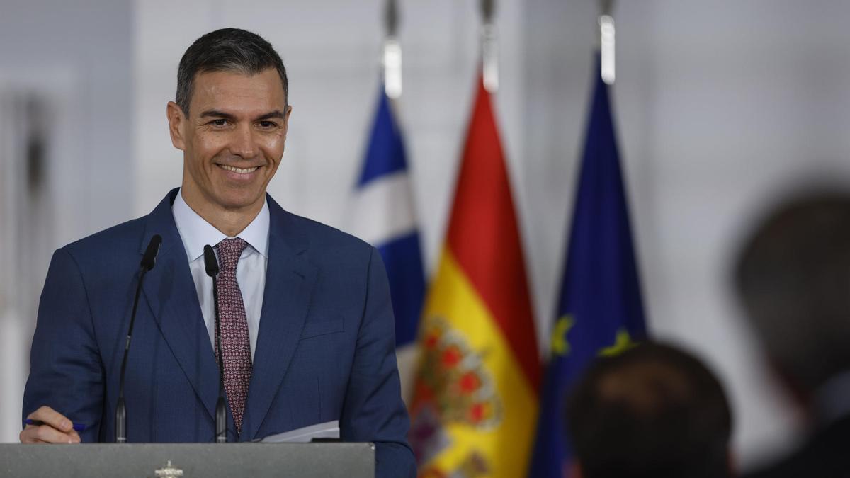 El presidente del Gobierno, Pedro Sánchez, durante su intervención en la rueda de prensa que ha ofrecido junto al primer ministro de Grecia, Kyriákos Mitsotákis.