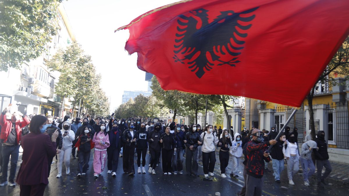 La revolución de los flamencos rosas sacude el poder en Albania