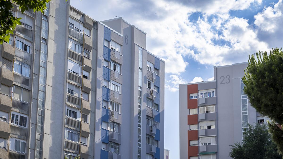 Fachadas de dos de los edifcios rehabilitados en el Poblado Dirigido de Orcasitas, esta semana.
