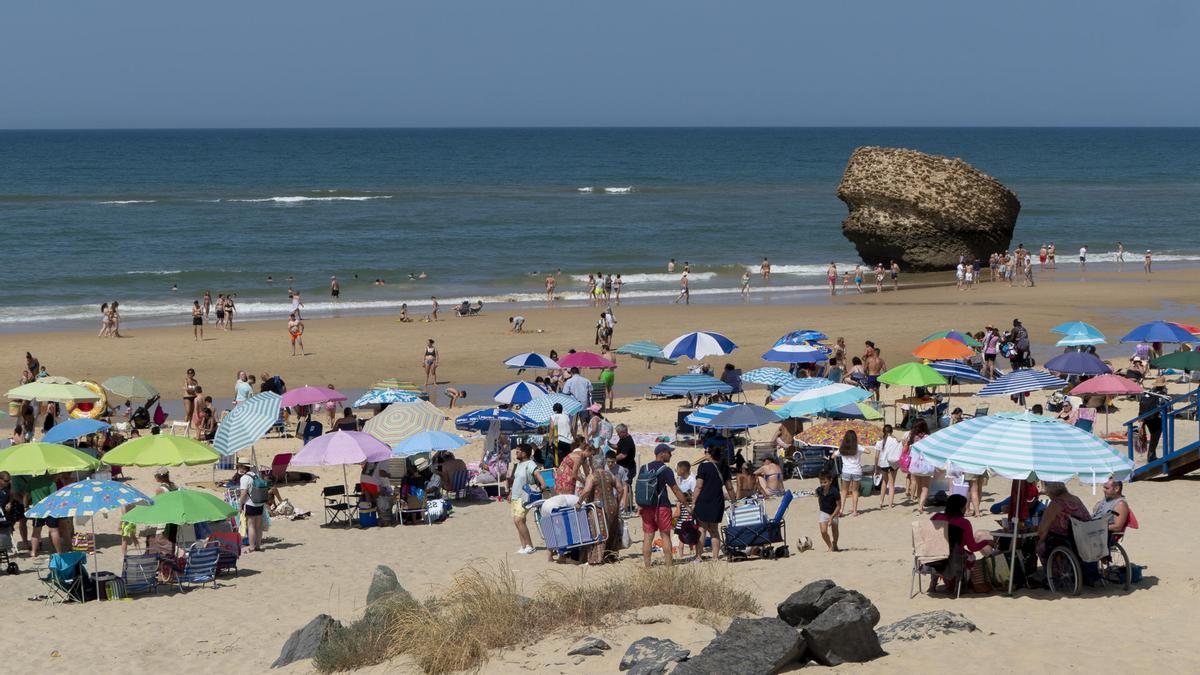 Decenas de personas en la playa de Matalascañas de Huelva.