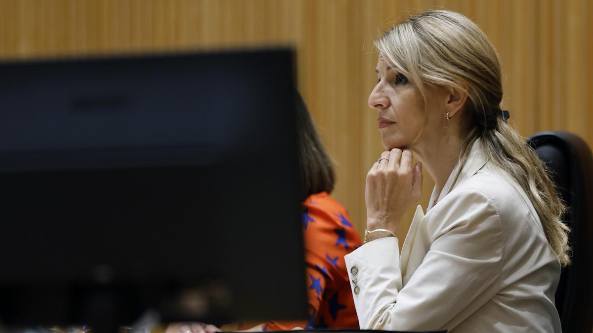 La vicepresidenta segunda, Yolanda Díaz, durante la inauguración de la jornada parlamentaria organizada por Sumar sobre los retos económicos y sociales del sector bancario en España