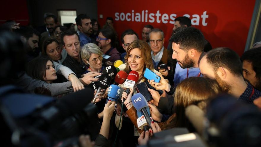 La presidenta andaluza, Susana Díaz, atiende a los medios durante su visita hoy a la sede de los socialistas catalanes en Barcelona.