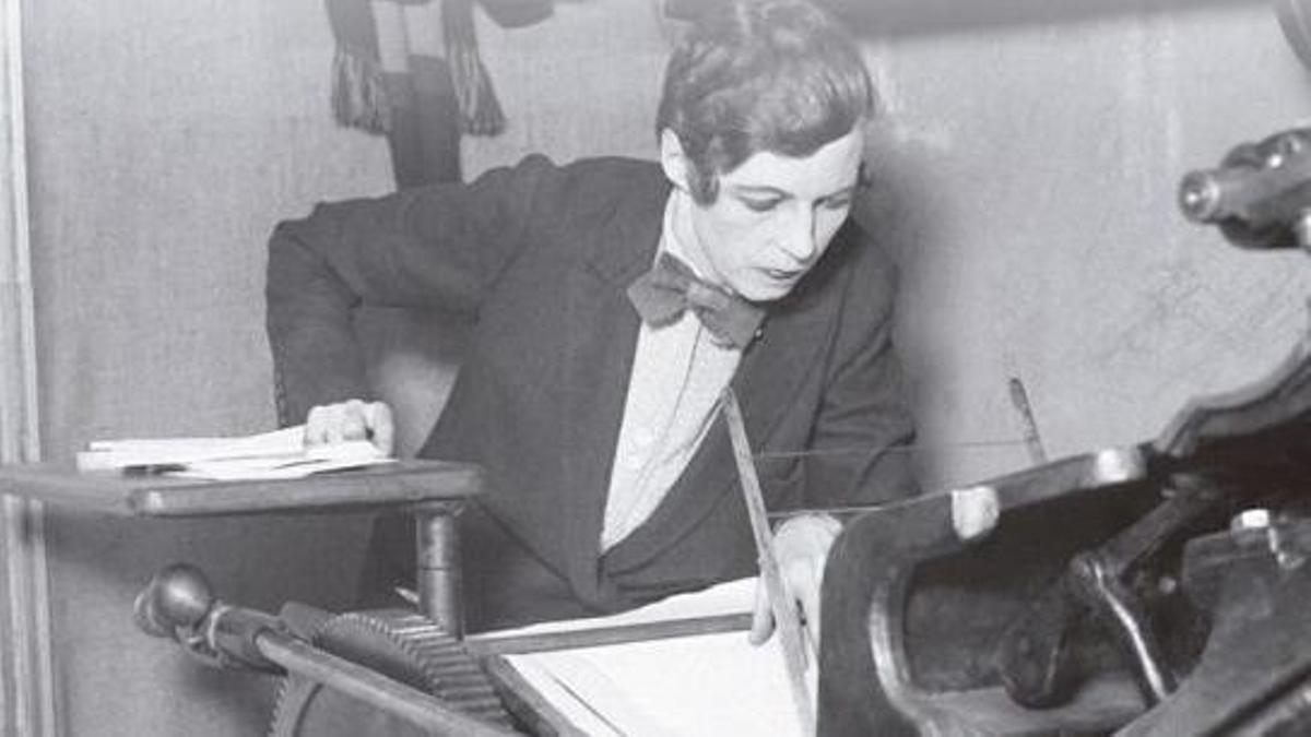Nancy Cunard en la sede de su editorial en París en 1930.