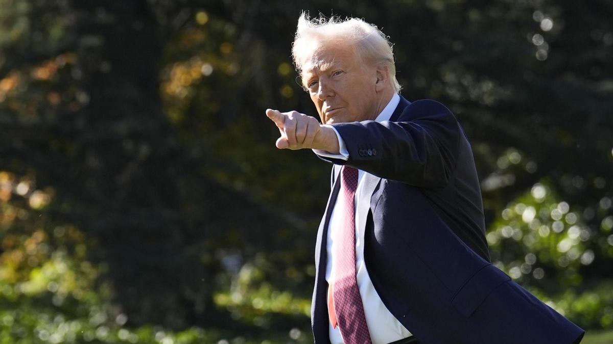 El presidente de Estados Unidos, Donald Trump, se dirige a abordar el helicóptero Marine One en el Jardín Sur de la Casa Blanca.