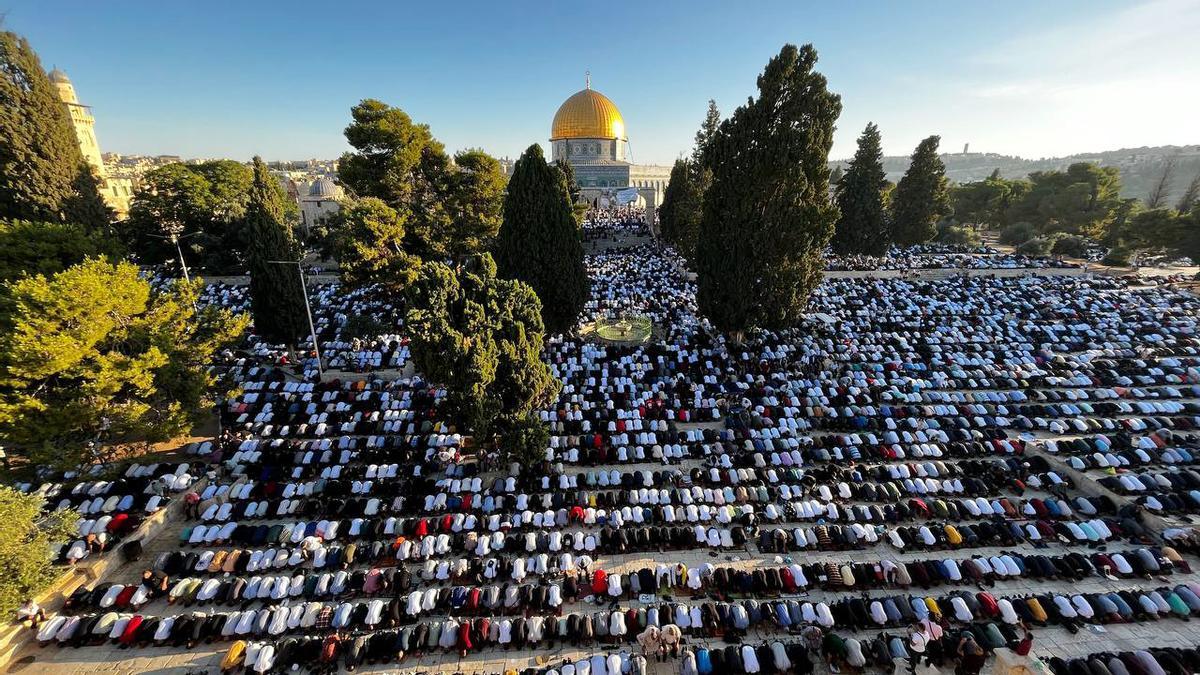 Los musulmanes realizan la oración del Eid al-Adha frente a la Cúpula de la Roca en el recinto de la mezquita de Al-Aqsa, en la Ciudad Vieja de Jerusalén.