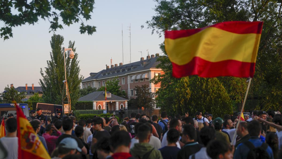 Vox y otros grupos llevan las protestas contra Sánchez a las inmediaciones de la Moncloa