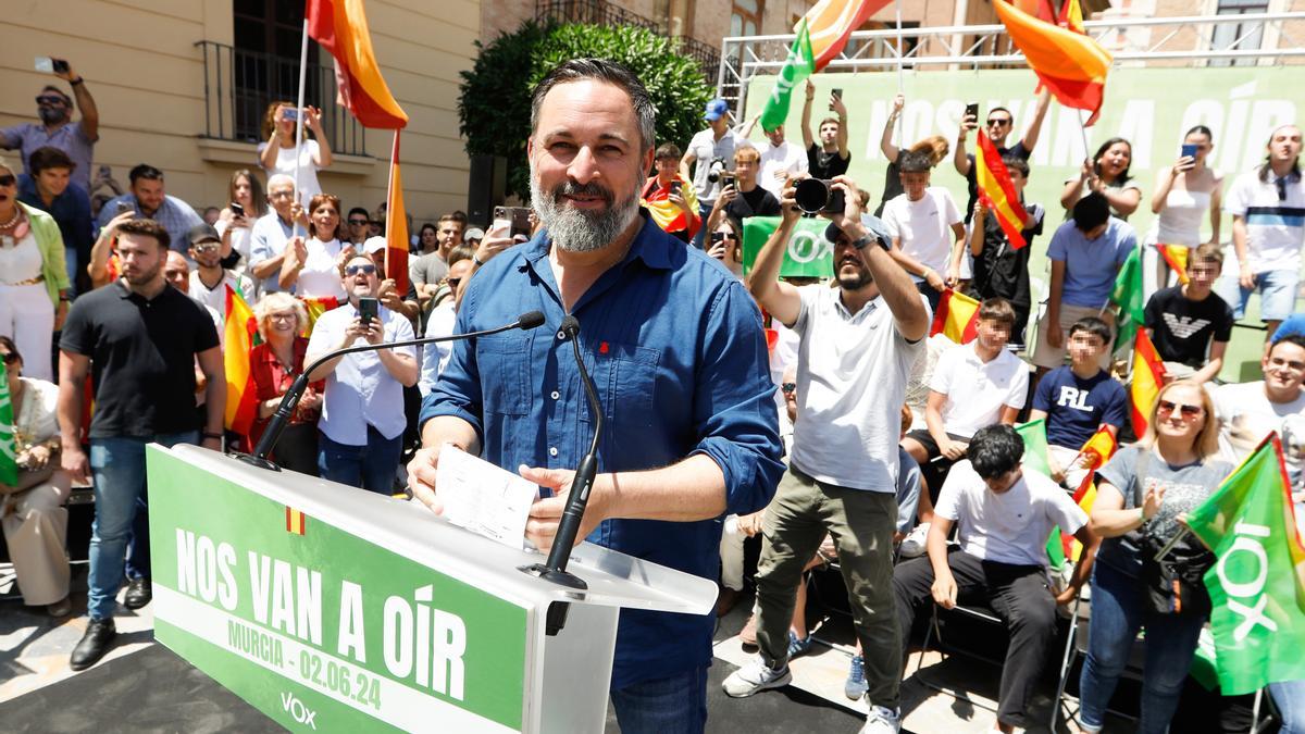 El líder de VOX, Santiago Abascal, durante un acto de campaña de VOX, en la plaza Julián Romea, a 2 de junio de 2024, en Murcia, Región de Murcia (España).