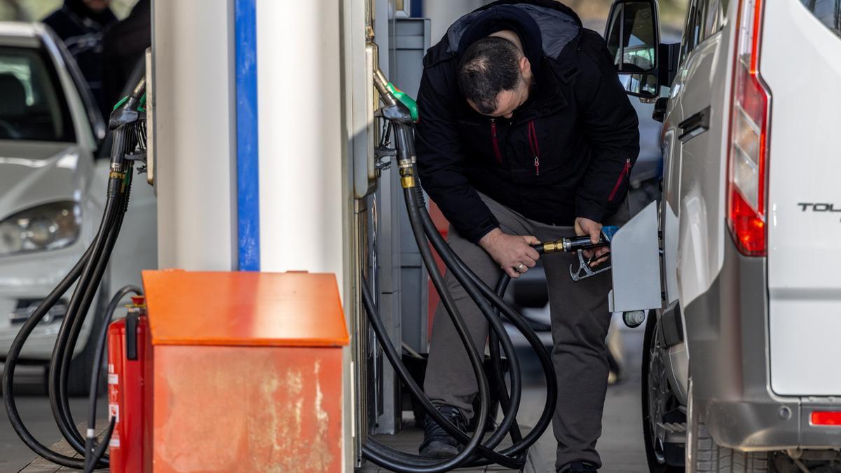 Conductores hacen cola en una gasolinera.
