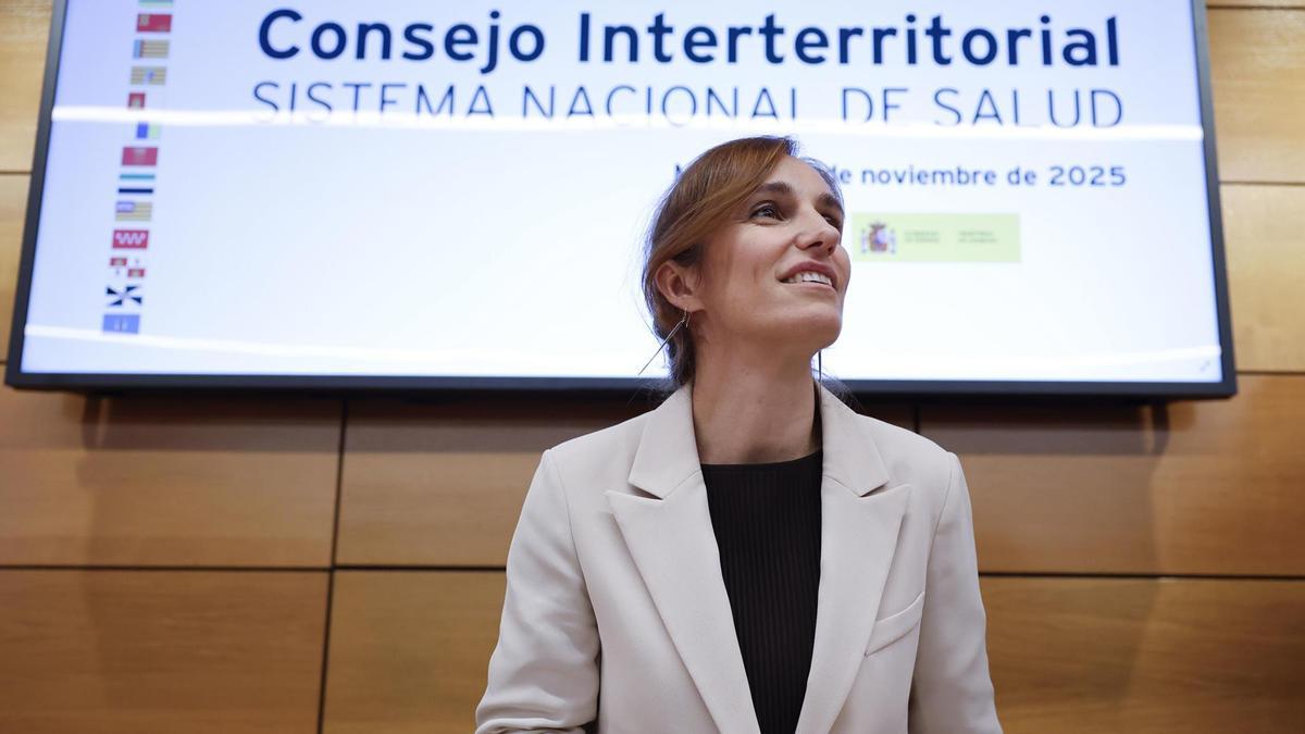 La ministra de Sanidad, Mónica García, llega al pleno extraordinario del nuevo Consejo Interterritorial.