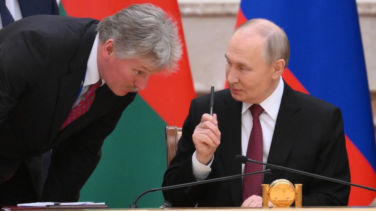Vladímir Putin se reúne con el portavoz presidencial ruso, Dmitri Peskov.