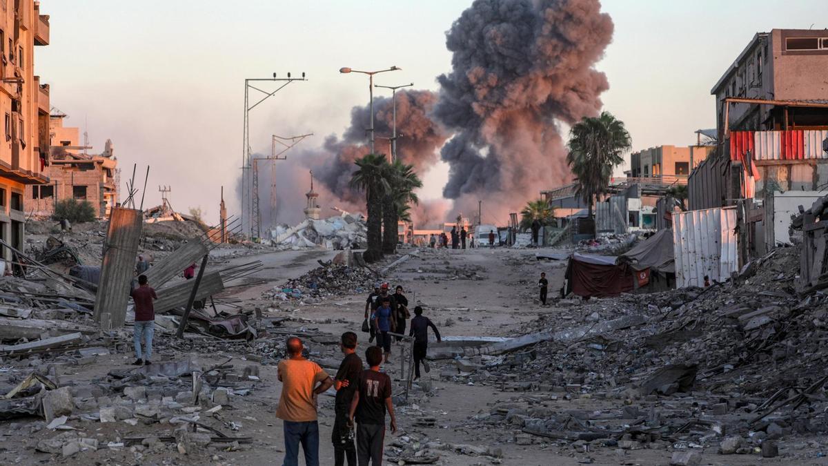 Destrucción y humo tras ataques de Israel en Ciudad de Gaza.