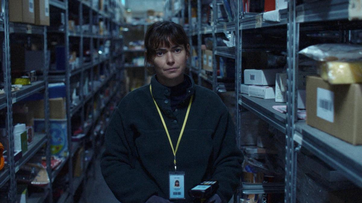 'On falling' o cuando la ficción se acerca mucho a la precaria realidad de trabajar en un almacén de Amazon