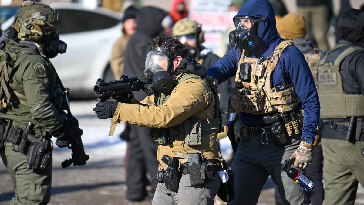 Agentes federales reprimen a manifestantes durante un enfrentamiento después de que agentes del ICE dispararan varias veces a Alex Pretti en Mineápolis.