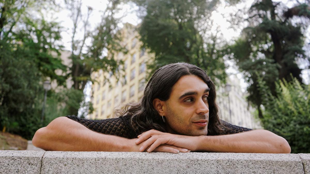 El músico Pedro Pastor publica '10 locos años descalzos'.