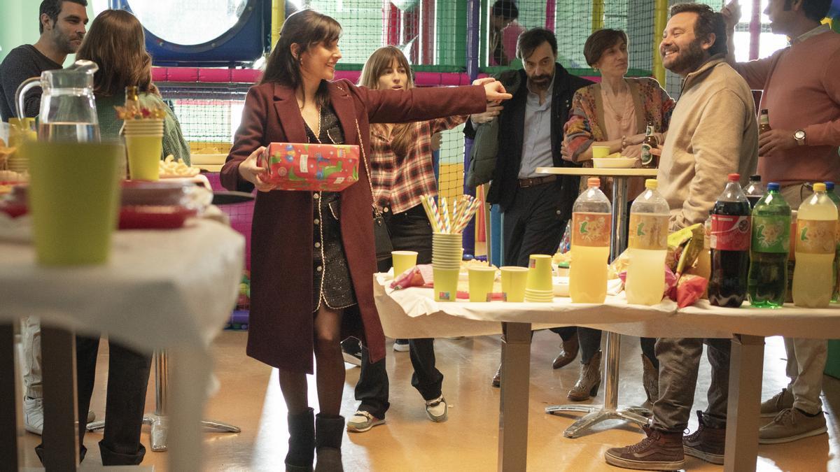 Escena de 'Altas capacidades' durante un cumpleaños infantil en un parque de bolas.