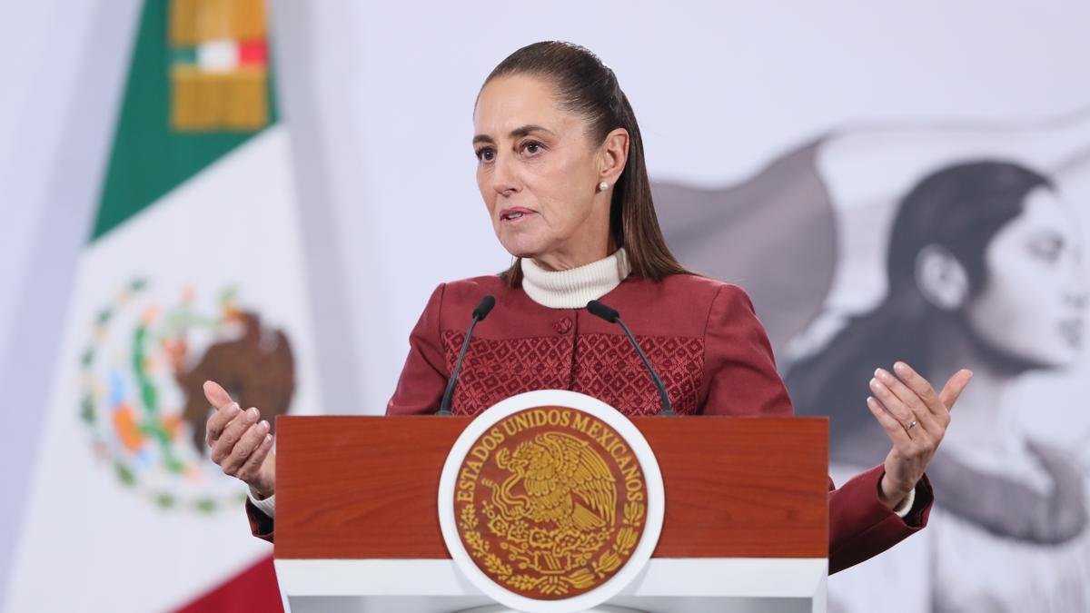La presidenta de México, Claudia Sheinbaum, habla durante una rueda de prensa este lunes, en Palacio Nacional de la Ciudad de México (México).