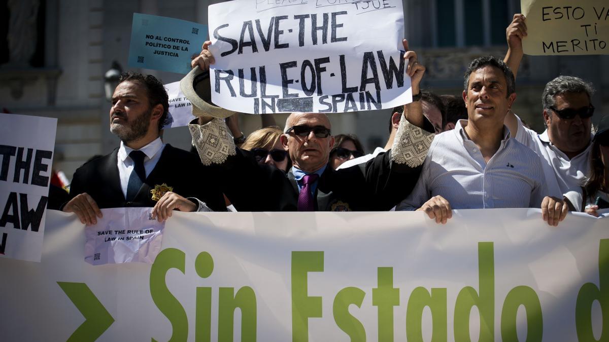 Concentración de jueces y fiscales, algunos con sus togas, ante el Supremo, el pasado 28 de junio.